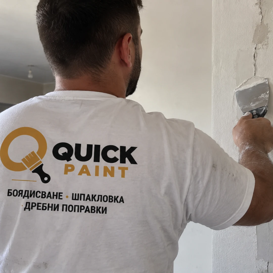 Майстор от Quick Paint поправя пукнатина и повреден участък по вътрешна стена